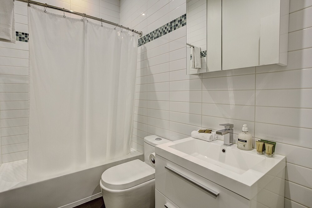 Quartier des spectacles, PA - Studio - Bathroom