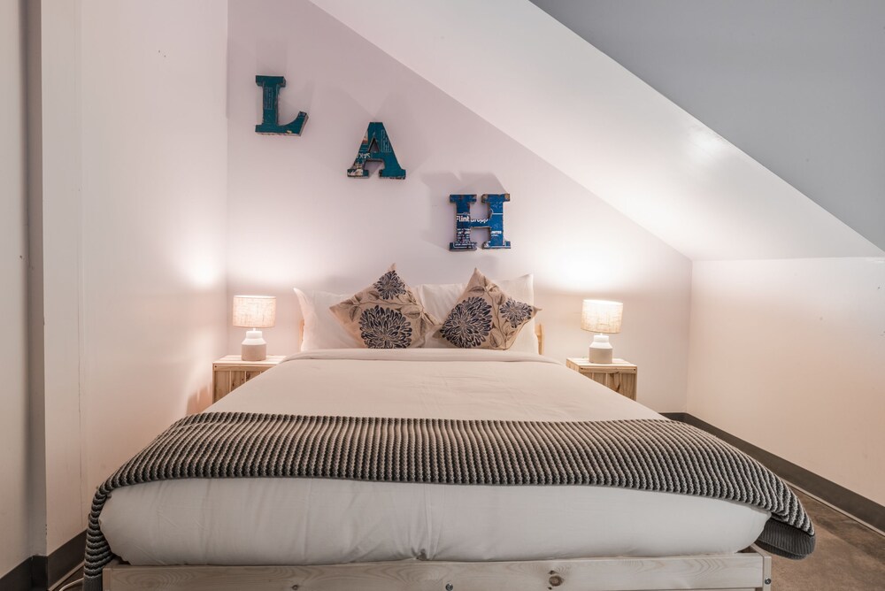 Superior Apartment, 5 Bedrooms - Guestroom