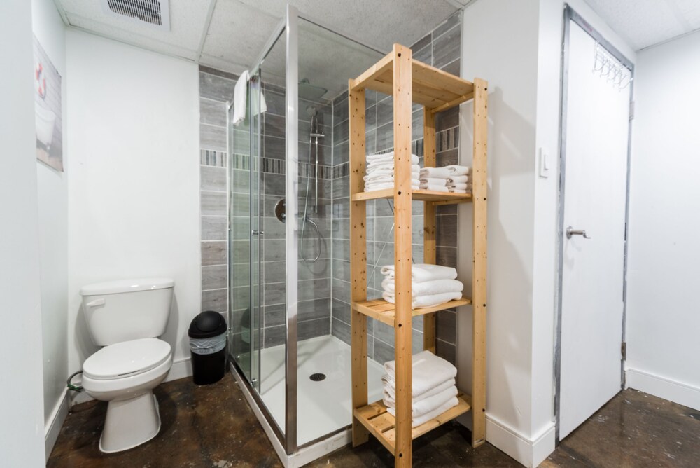Superior Apartment, 5 Bedrooms - Bathroom Shower