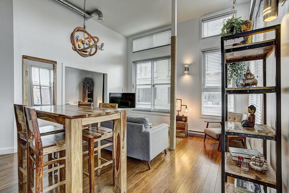 Quartier des spectacles, PA - 303A (Mezzanine) - In-Room Dining