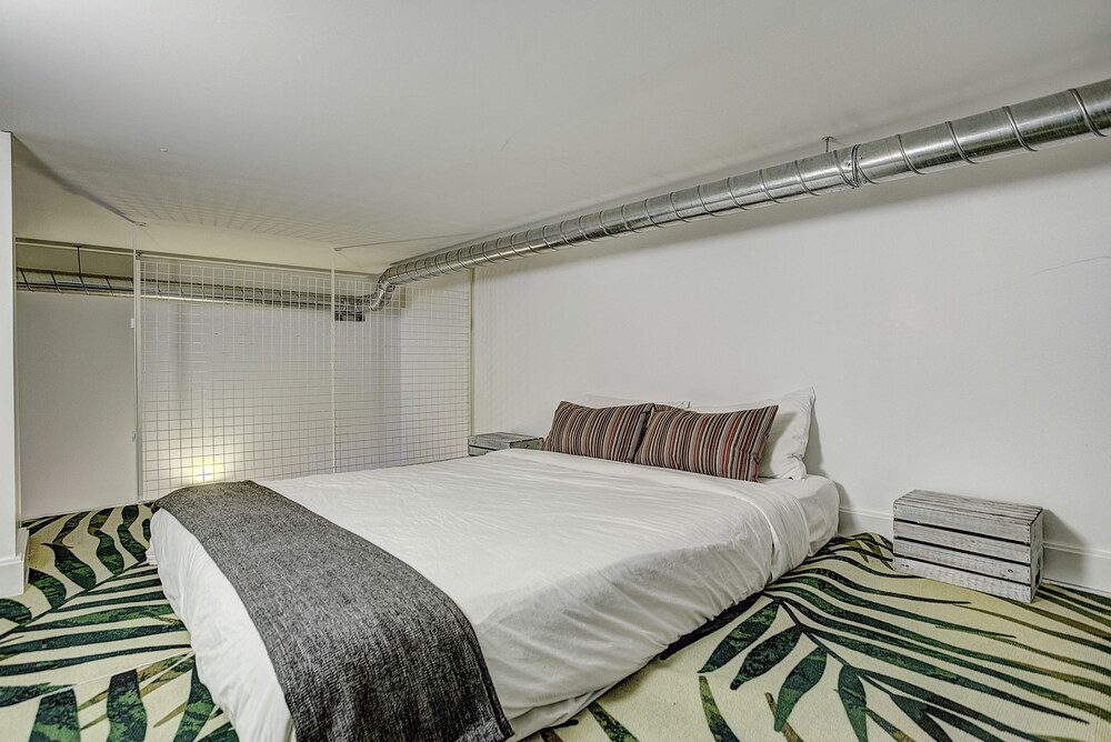 Quartier des spectacles, PA - 303A (Mezzanine) - Guestroom
