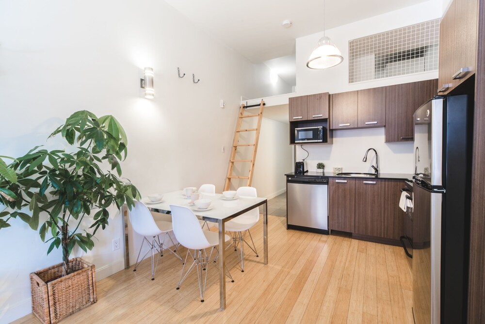 Quartier des spectacles, PA - 202A (Low Ceiling Mezzanine) - In-Room Kitchen