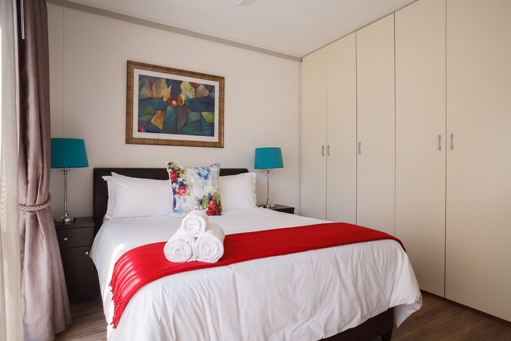 Luxury Apartment, 2 Bedrooms - Guestroom