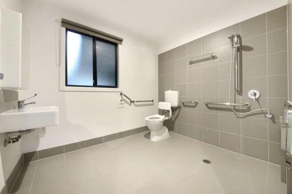 Standard Room, Non Smoking, Kitchenette (Bungalow Disabled) - Bathroom