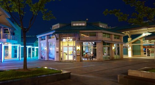 酒店正门 - 夜景