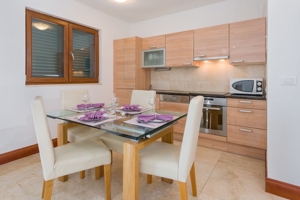 객실 내 식사 (Family apartment(Apt 102), 2 bedrooms, Balcony, Sea View )