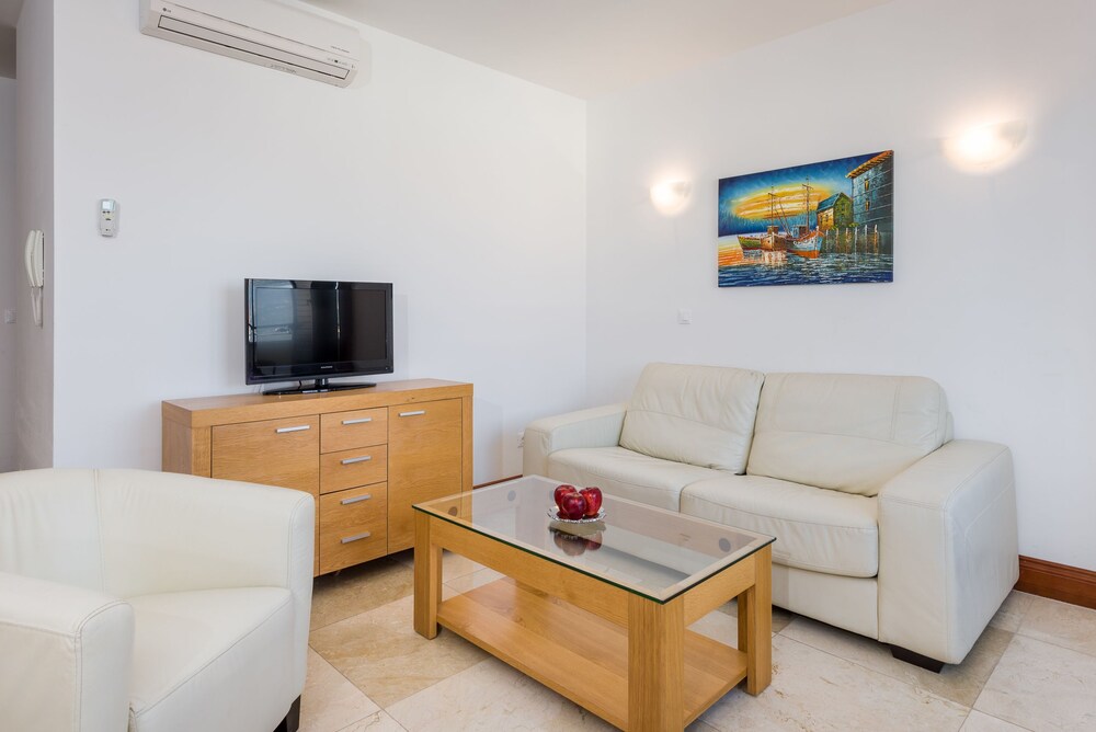 거실 (Family apartment(Apt 102), 2 bedrooms, Balcony, Sea View )