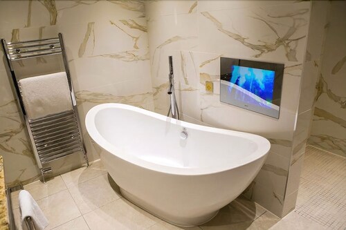 Deep Soaking Bathtub