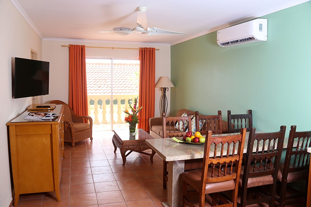 거실 (Renovated 2 Bedroom Apartment)