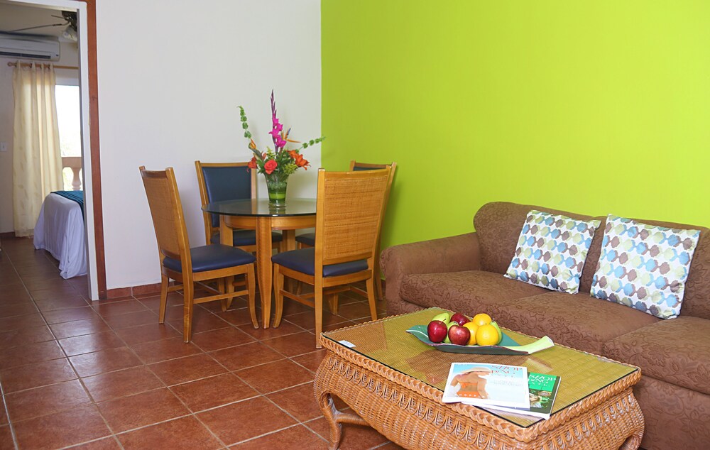거실 (Renovated 1 Bedroom Apartment)