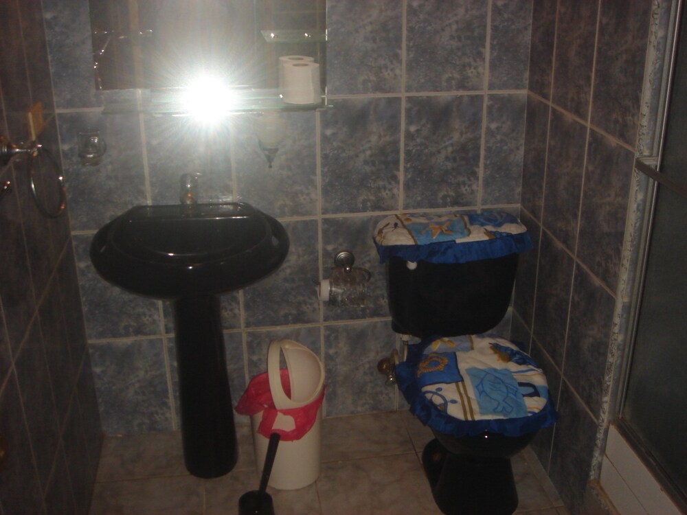 욕실 (Studio Apartment 103)