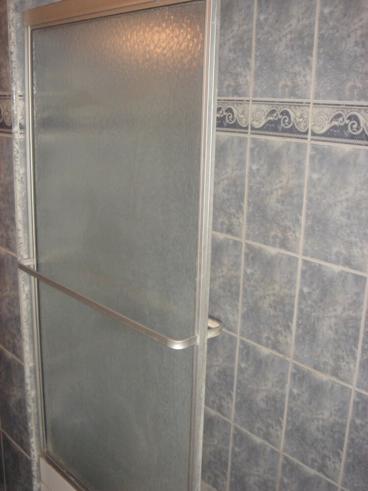 욕실 (Studio Apartment 103)