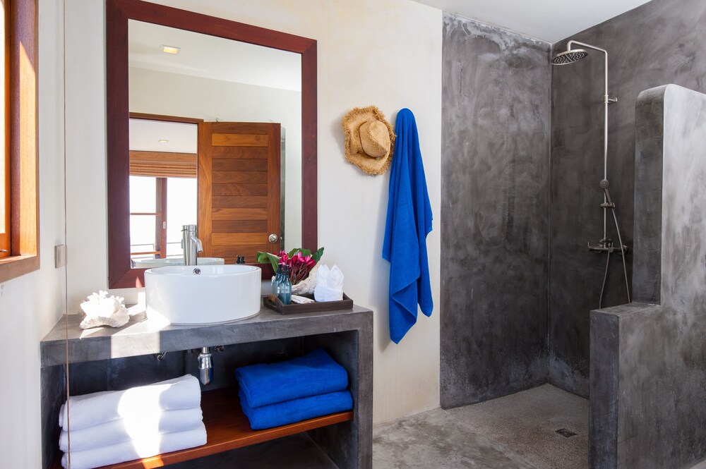 욕실 편의 시설 (C24 Four Bedroom Pool Villa)