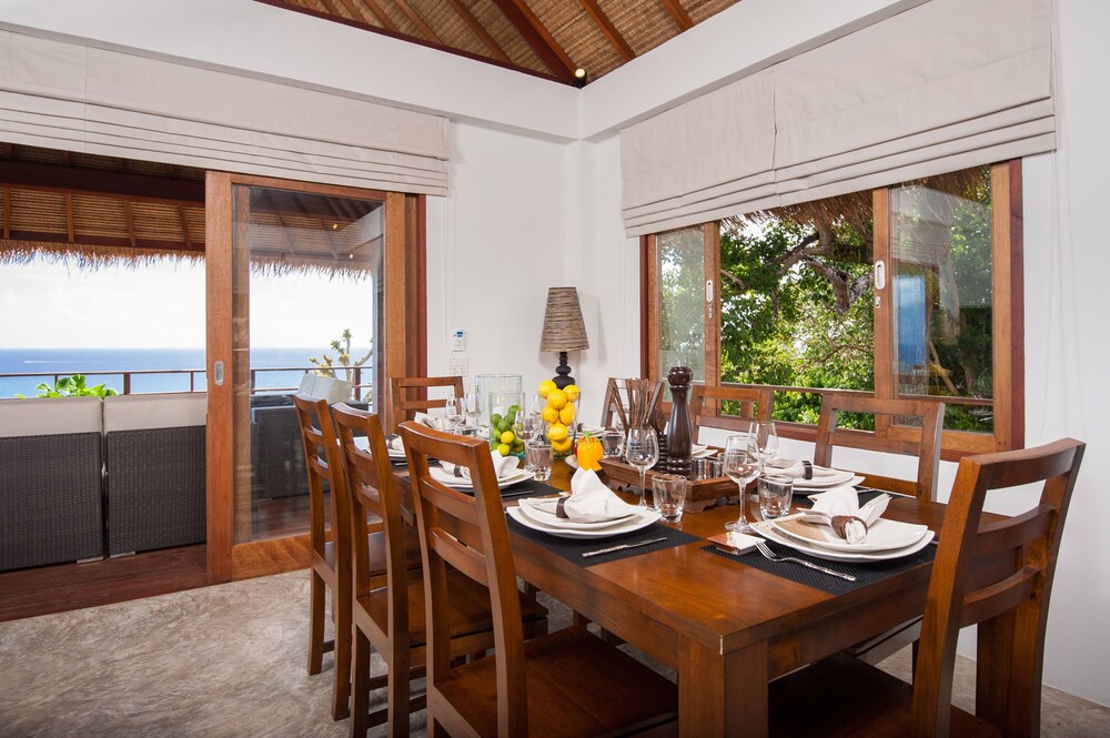 객실 내 식사 (C17 Three Bedroom Pool Villa)