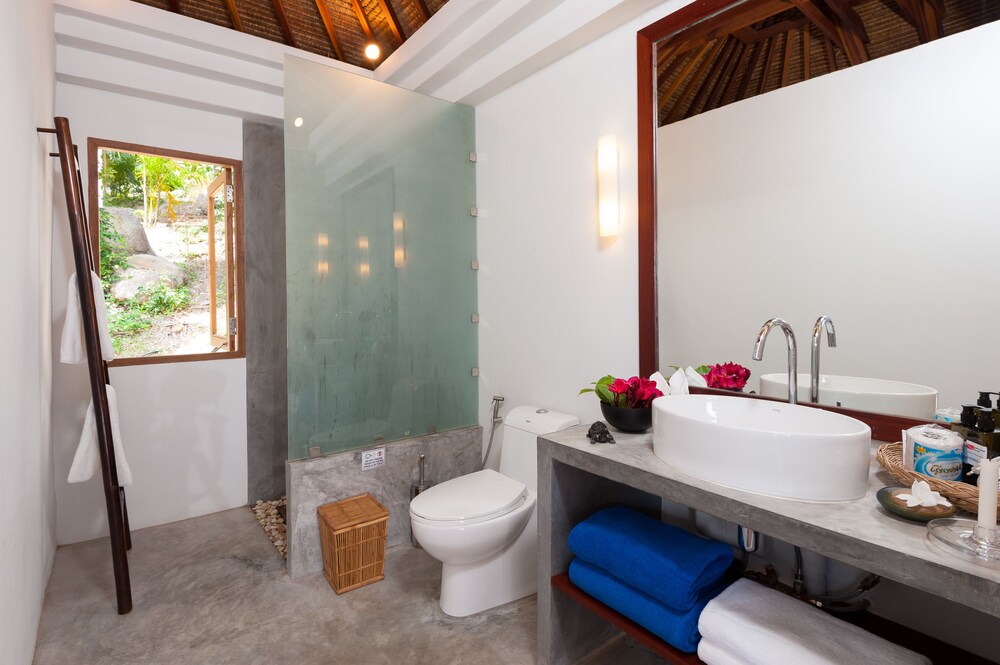 욕실 편의 시설 (C18 Two Bedroom Pool Villas)