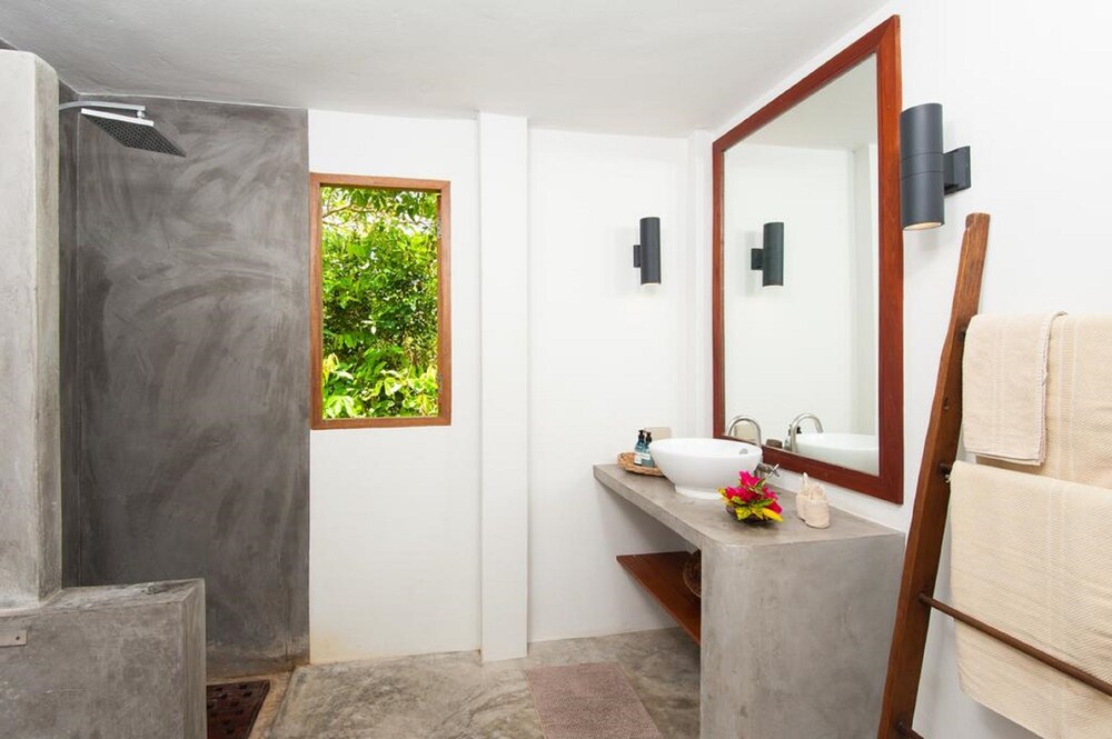 욕실 (P3 Studio Pool Villa)