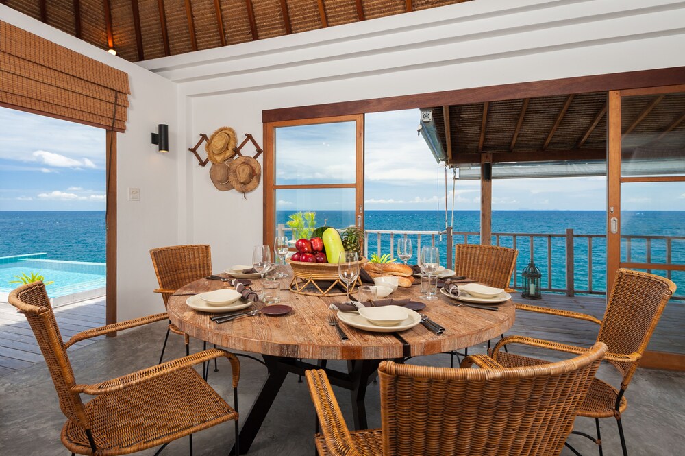 객실 내 식사 (C5B Studio Pool Villa Sea Front )