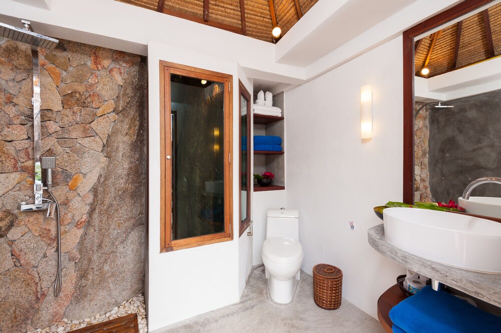 욕실 (C18 Two Bedroom Pool Villas)