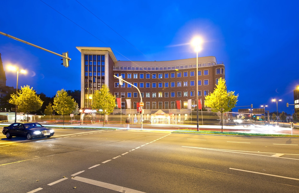 Hotelfassade am Abend/bei Nacht
