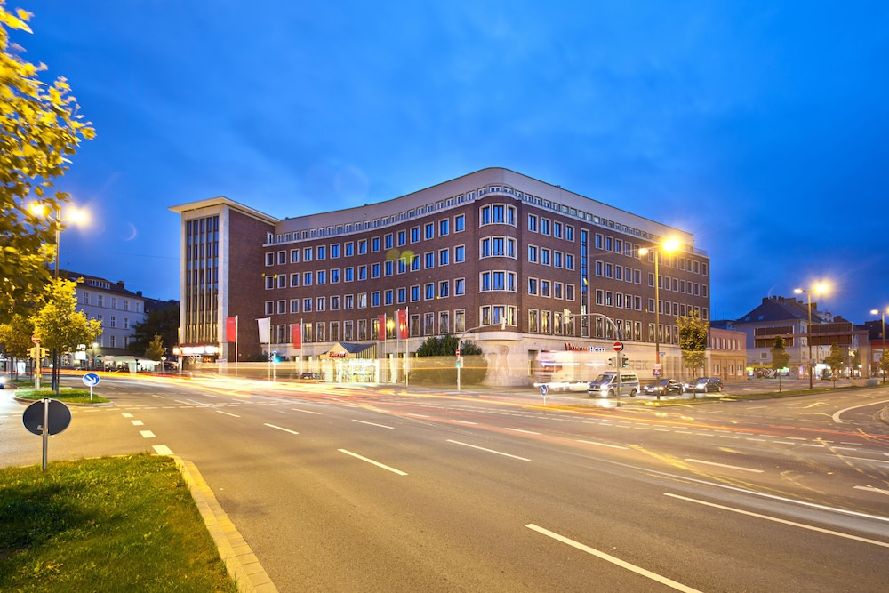 Hotelfassade am Abend/bei Nacht