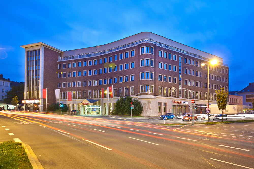 Hotelfassade am Abend/bei Nacht