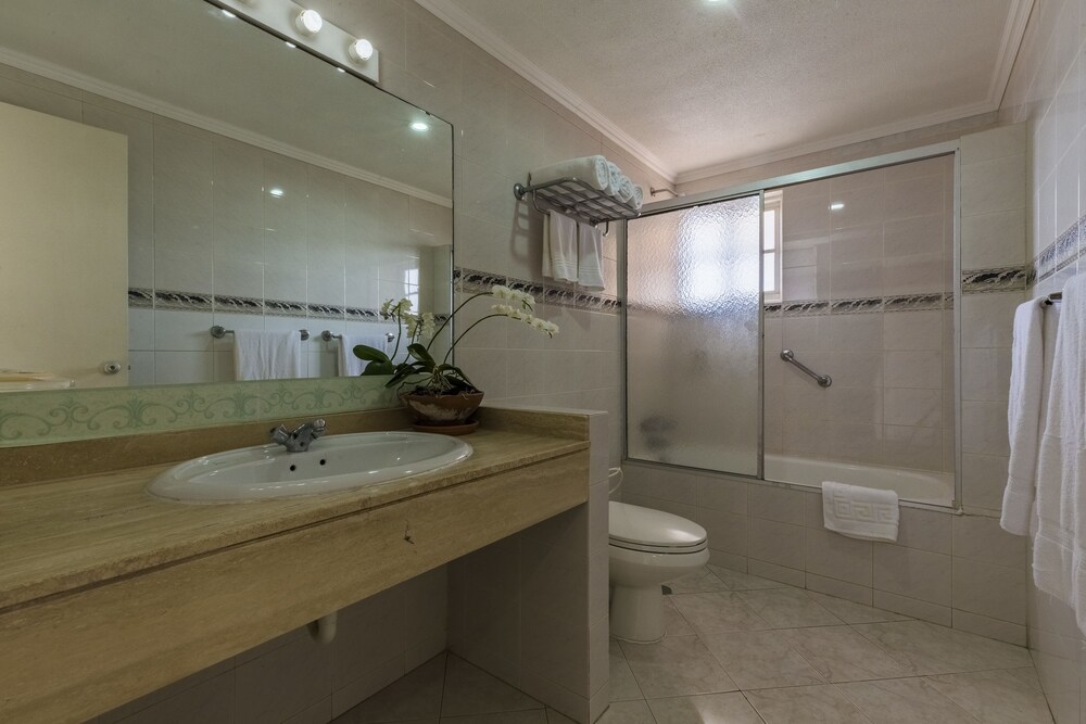 욕실 (2 Bedroom Apartment )