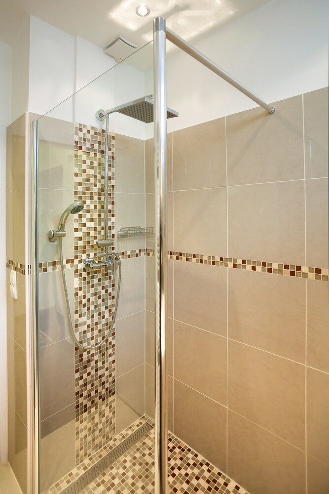 Dusche im Bad (Apartment, 1 Schlafzimmer (4 Erwachsene) Nr.13)