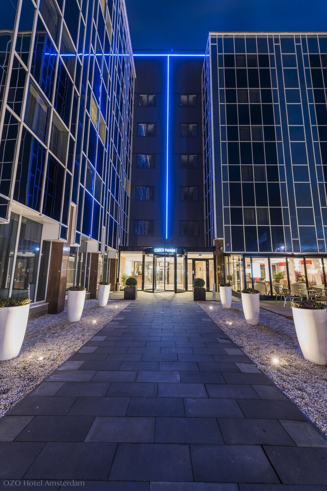 Hotelfassade am Abend/bei Nacht