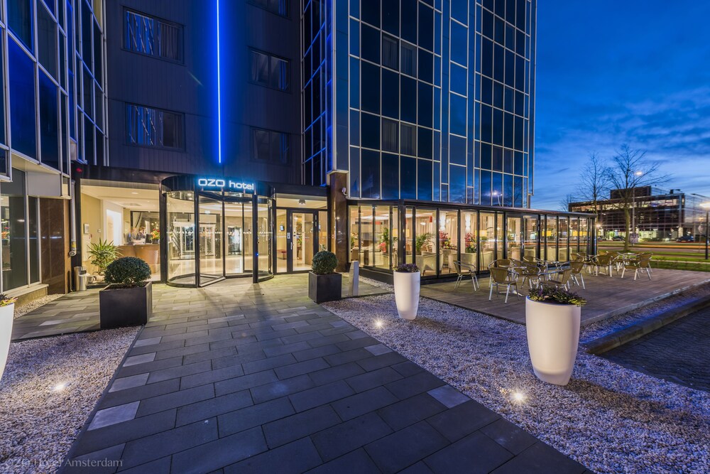 Hotelfassade am Abend/bei Nacht