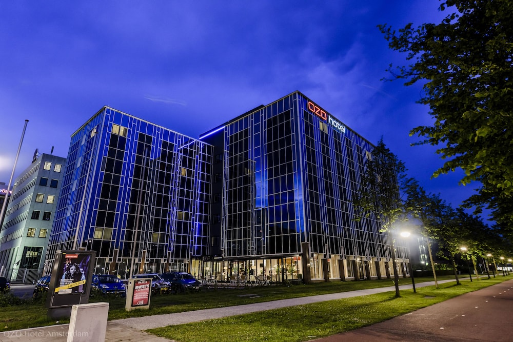 Hotelfassade am Abend/bei Nacht