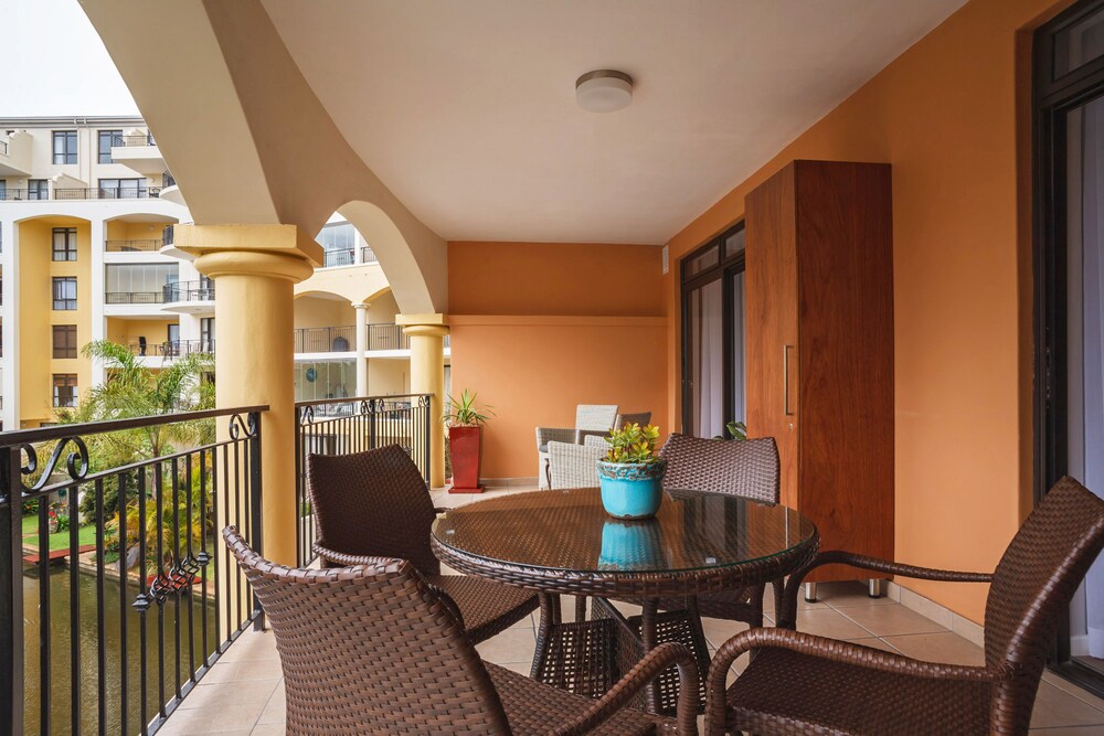 Luxury Apartment, 2 Bedrooms, Kitchen, Canal View (Type 1) - Balcony