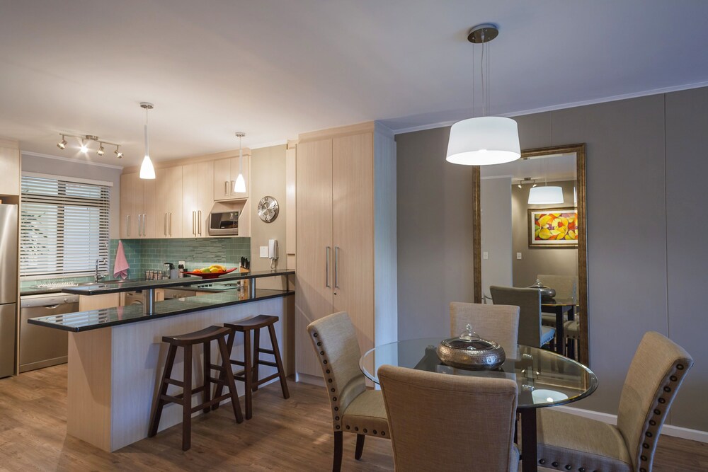 Luxury Apartment, 2 Bedrooms, Kitchen, Canal View (Type 1) - Living Area
