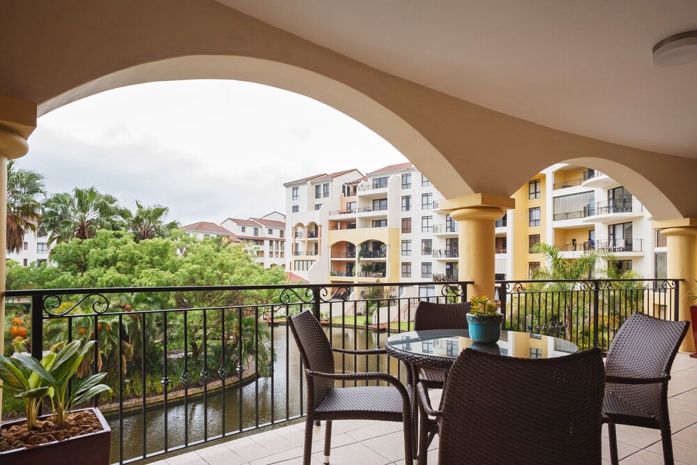 Luxury Apartment, 2 Bedrooms, Kitchen, Canal View (Type 1) - Balcony