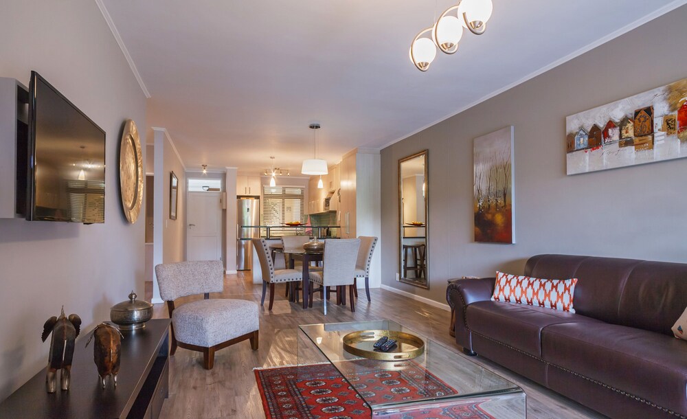 Luxury Apartment, 2 Bedrooms, Kitchen, Canal View (Type 1) - Living Area