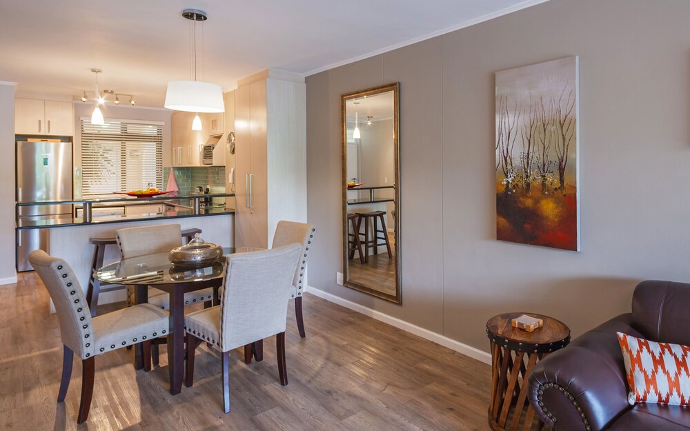 Luxury Apartment, 2 Bedrooms, Kitchen, Canal View (Type 1) - Living Area