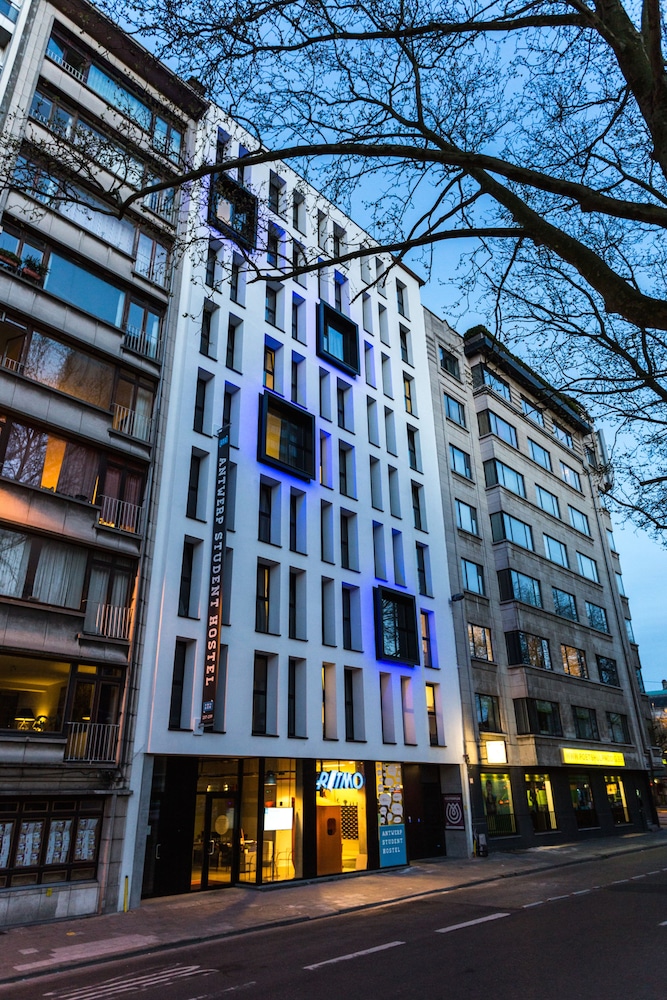 Hotelfassade am Abend/bei Nacht