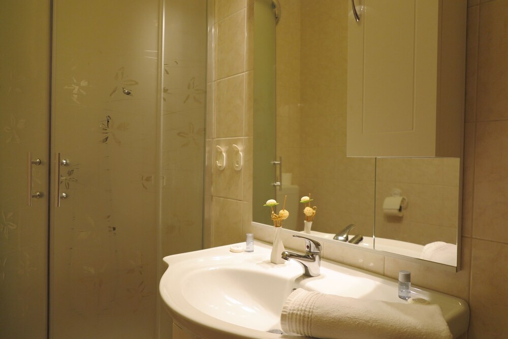 Traditional Apartment, 1 Bedroom, Kitchen, Garden Area - Bathroom