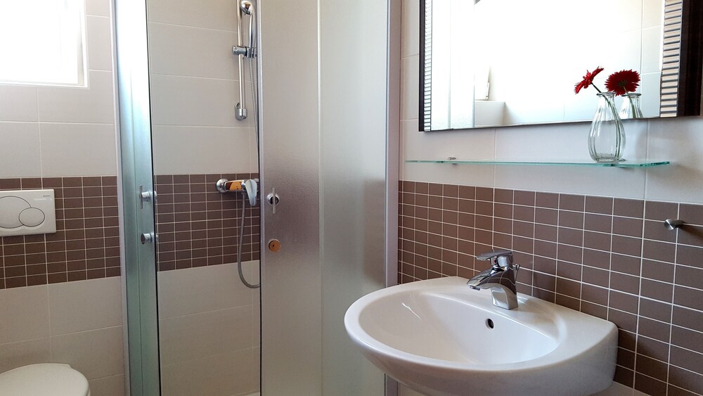 Basic Apartment, 1 Bedroom - Bathroom Sink