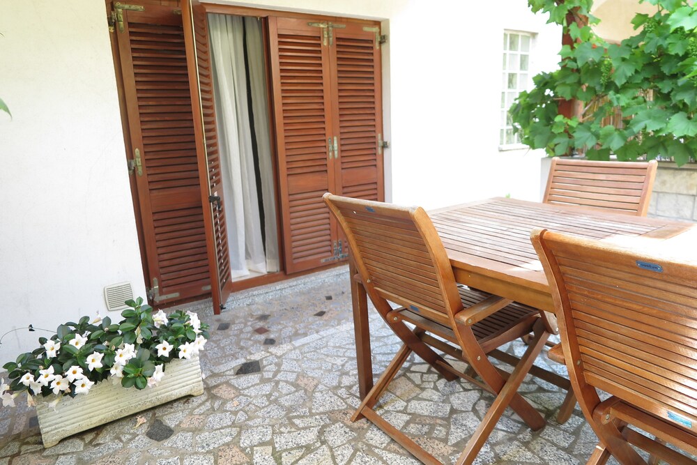 Traditional Apartment, 1 Bedroom, Kitchen, Garden Area - Guestroom