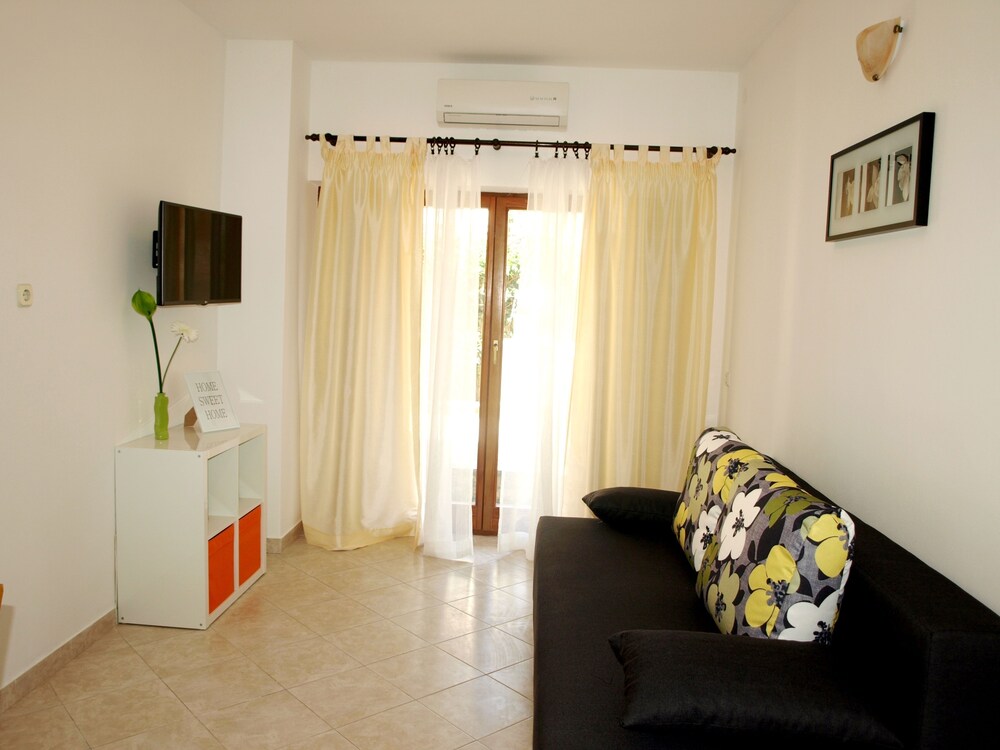 Traditional Apartment, 1 Bedroom, Kitchen, Garden Area - Living Area