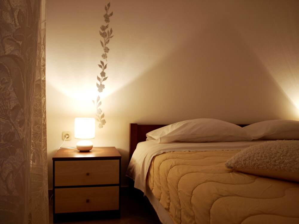 Traditional Apartment, 1 Bedroom, Kitchen, Garden Area - Guestroom