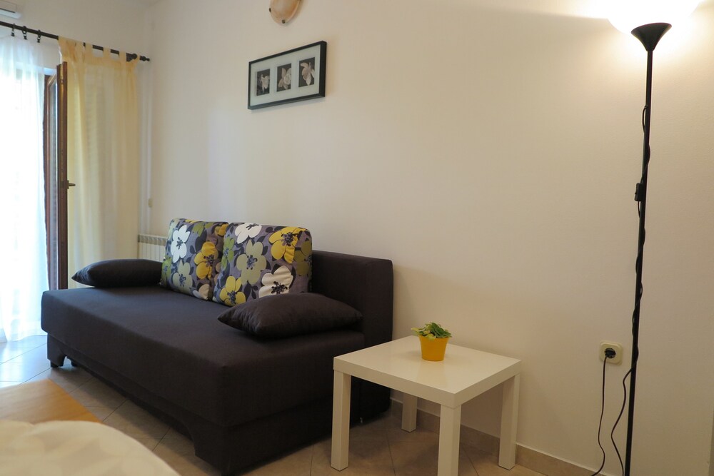 Traditional Apartment, 1 Bedroom, Kitchen, Garden Area - Guestroom