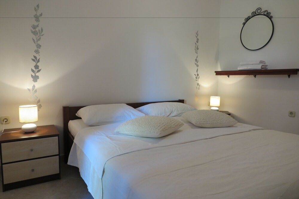 Traditional Apartment, 1 Bedroom, Kitchen, Garden Area - Guestroom