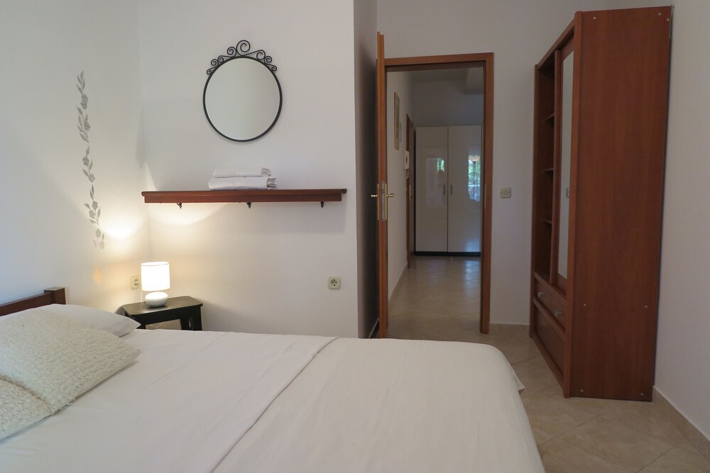 Traditional Apartment, 1 Bedroom, Kitchen, Garden Area - Guestroom