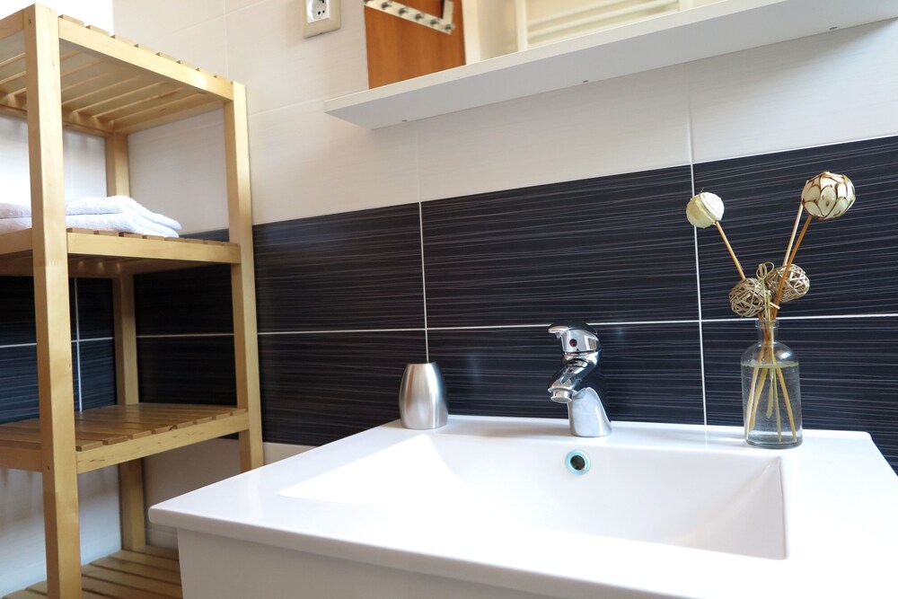 Superior Studio Suite, 1 Bedroom, Balcony, Garden View - Bathroom Sink