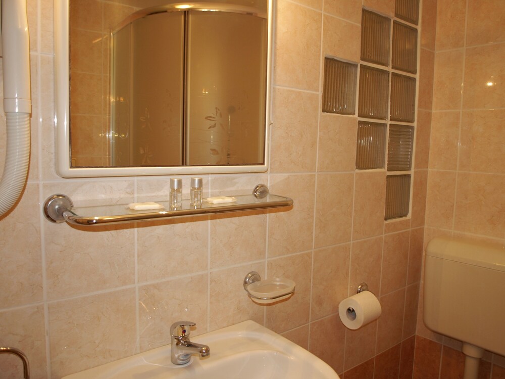 Family Apartment, 1 Bedroom, Kitchen, Garden Area - Bathroom Sink