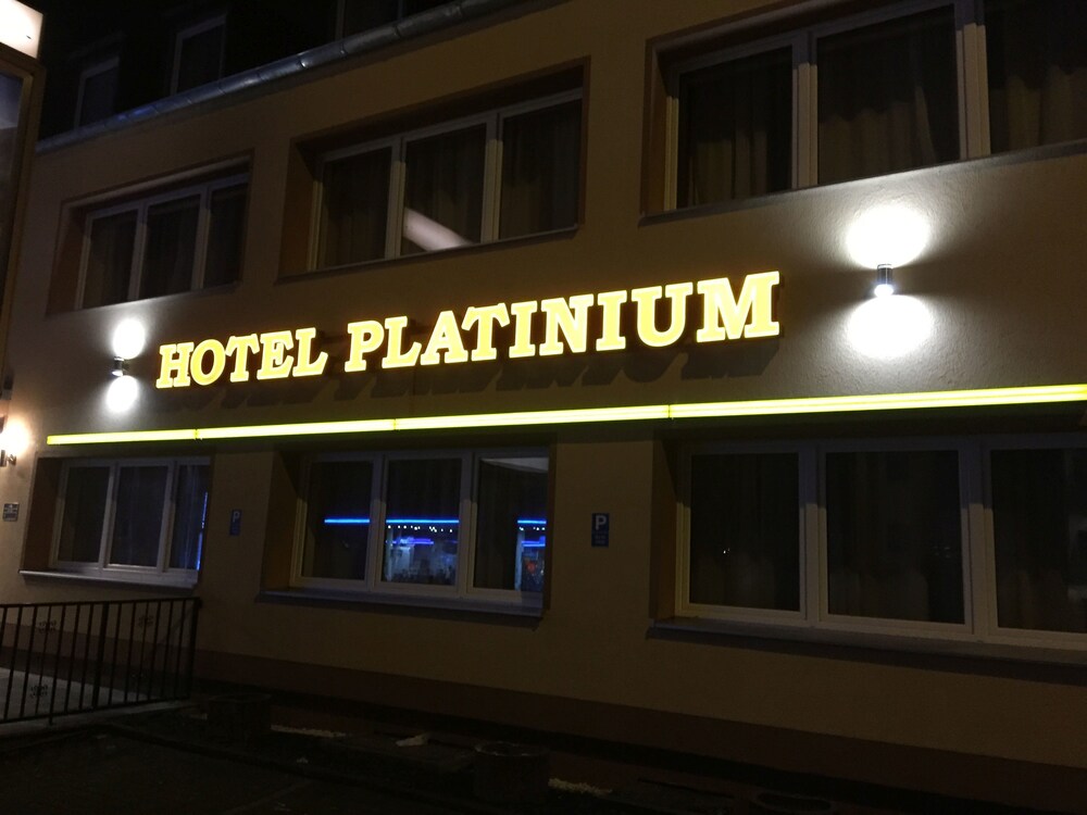 Hotelfassade am Abend/bei Nacht