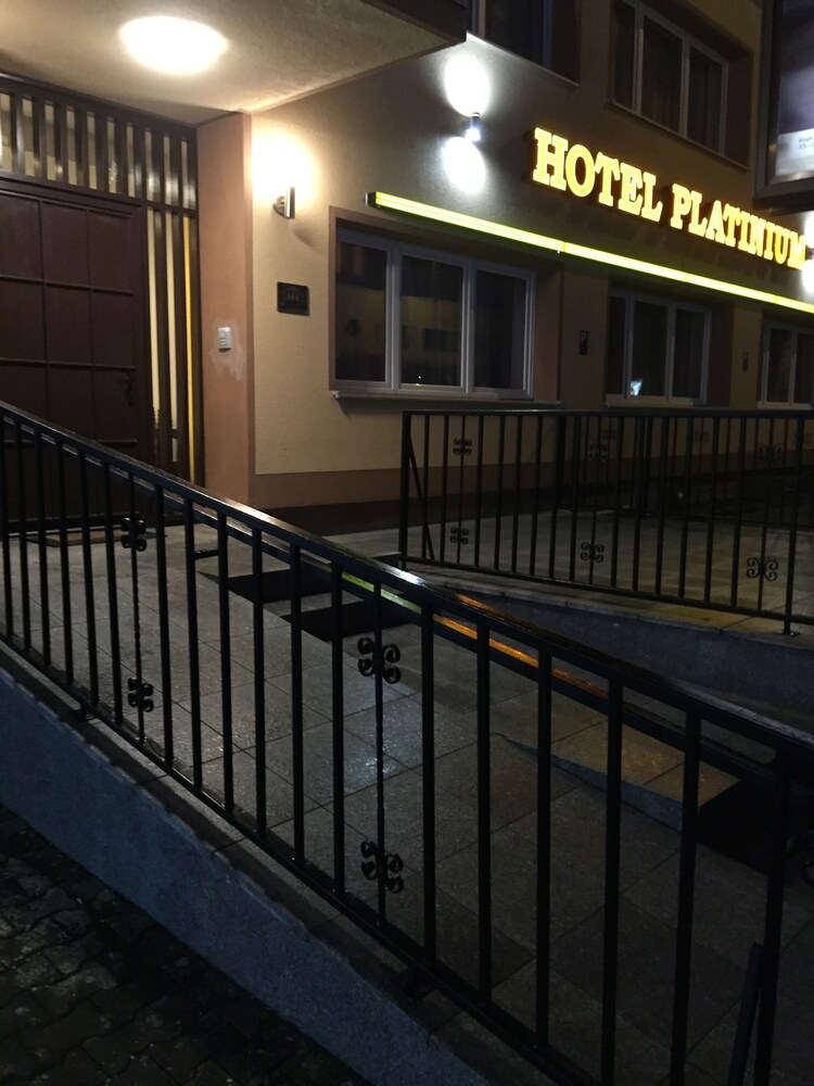 Hotelfassade am Abend/bei Nacht