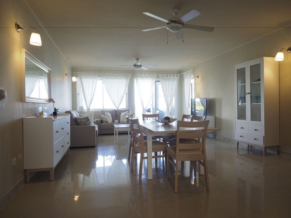 객실 내 식사 (Apartment Three Bedrooms)