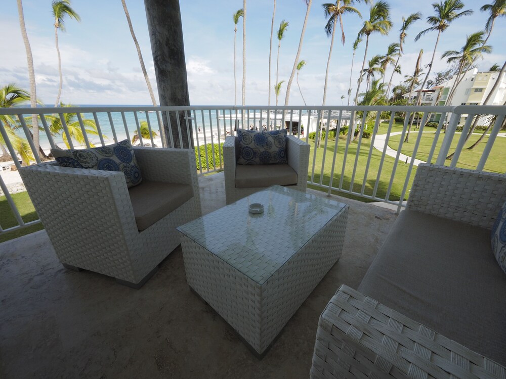 발코니 (Apartment Three Bedrooms Ocean Front)